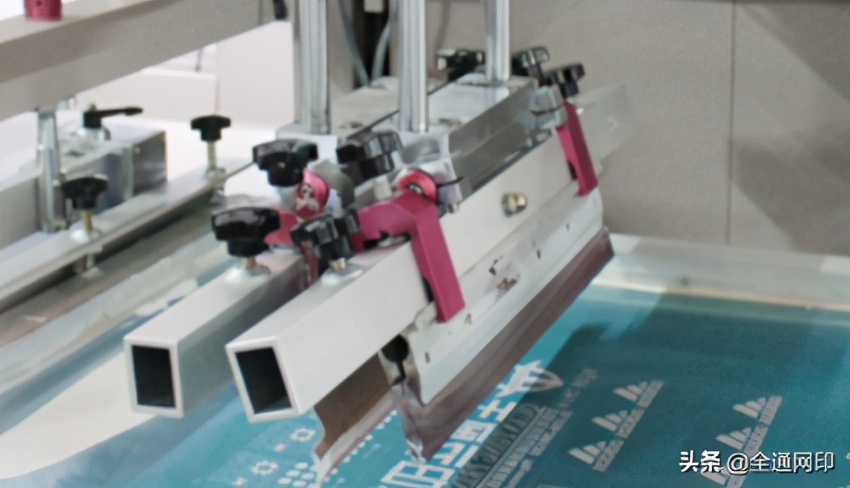 丝印油墨浓稠造成印刷模糊怎么办,丝印机刷出来不均匀怎么回事