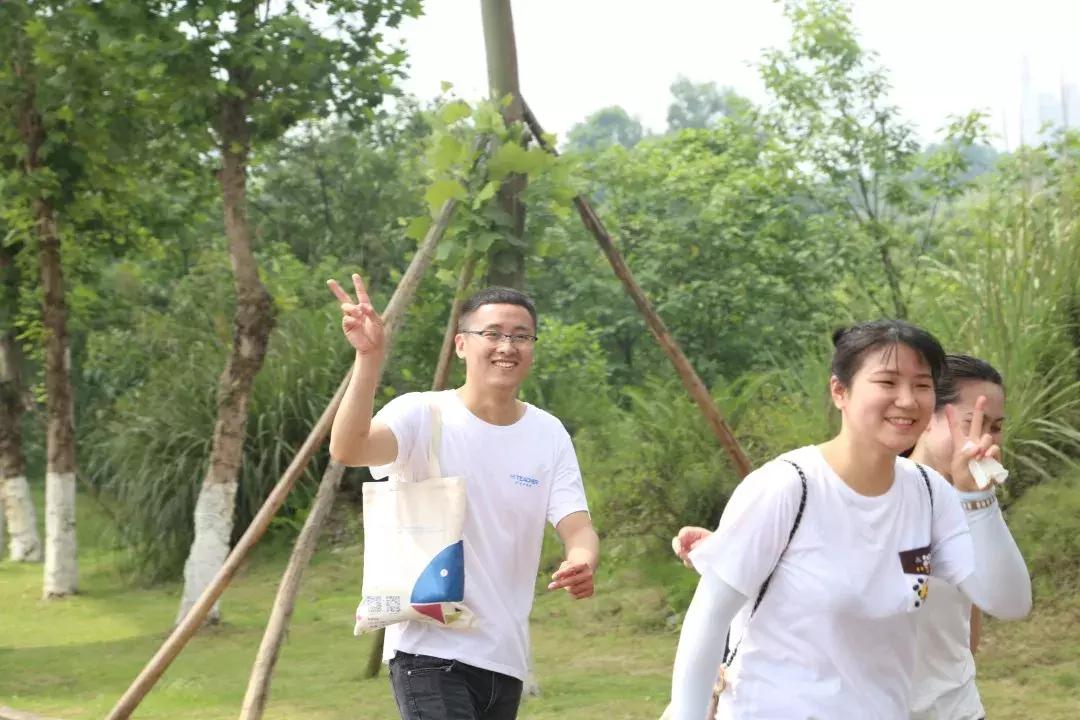 好老师教育“风雨同行十五载，携手并肩再奋进”主题拉练活动启动