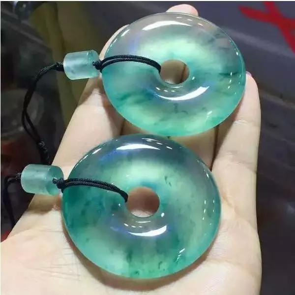 2018香港保利翡翠拍卖价格,保利春拍翡翠手镯5000万