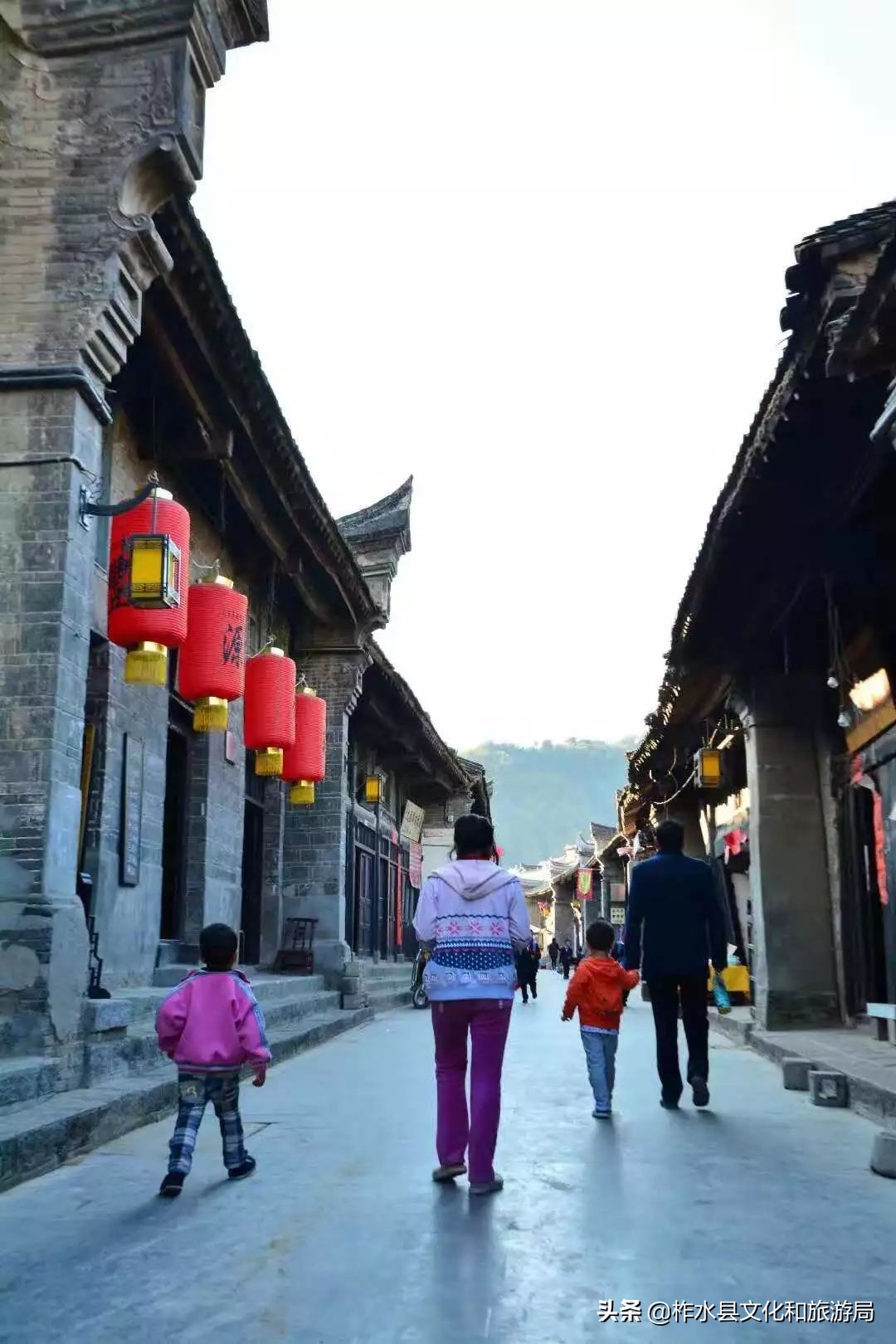 走进凤凰古城歌曲,湘西凤凰古镇