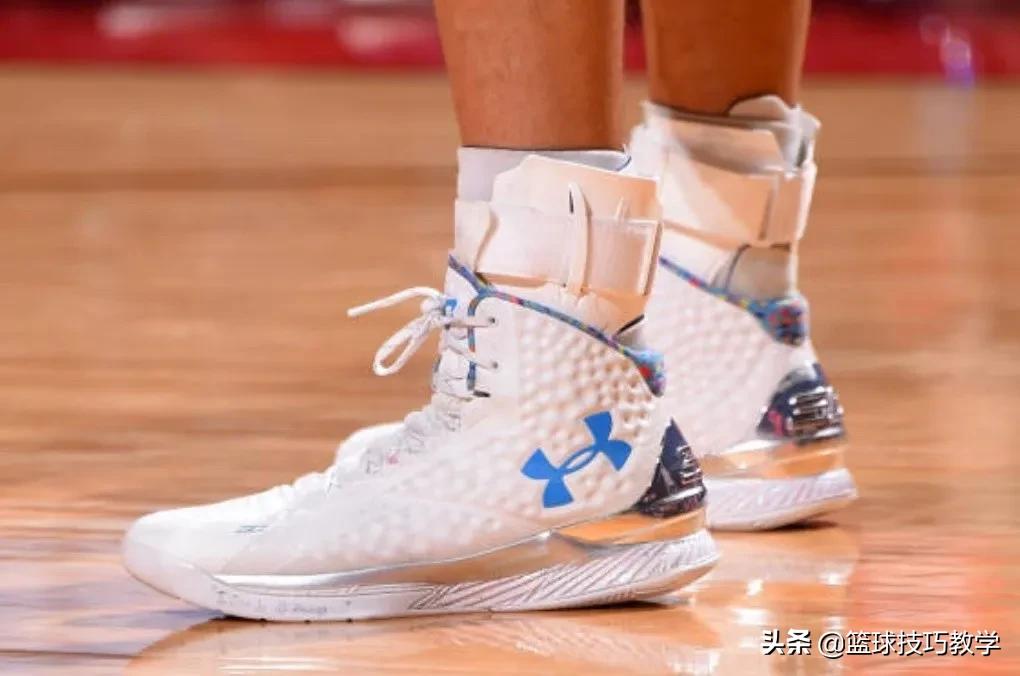 库里上脚了鸳鸯配色的战靴,他最重要的战靴原来是这双