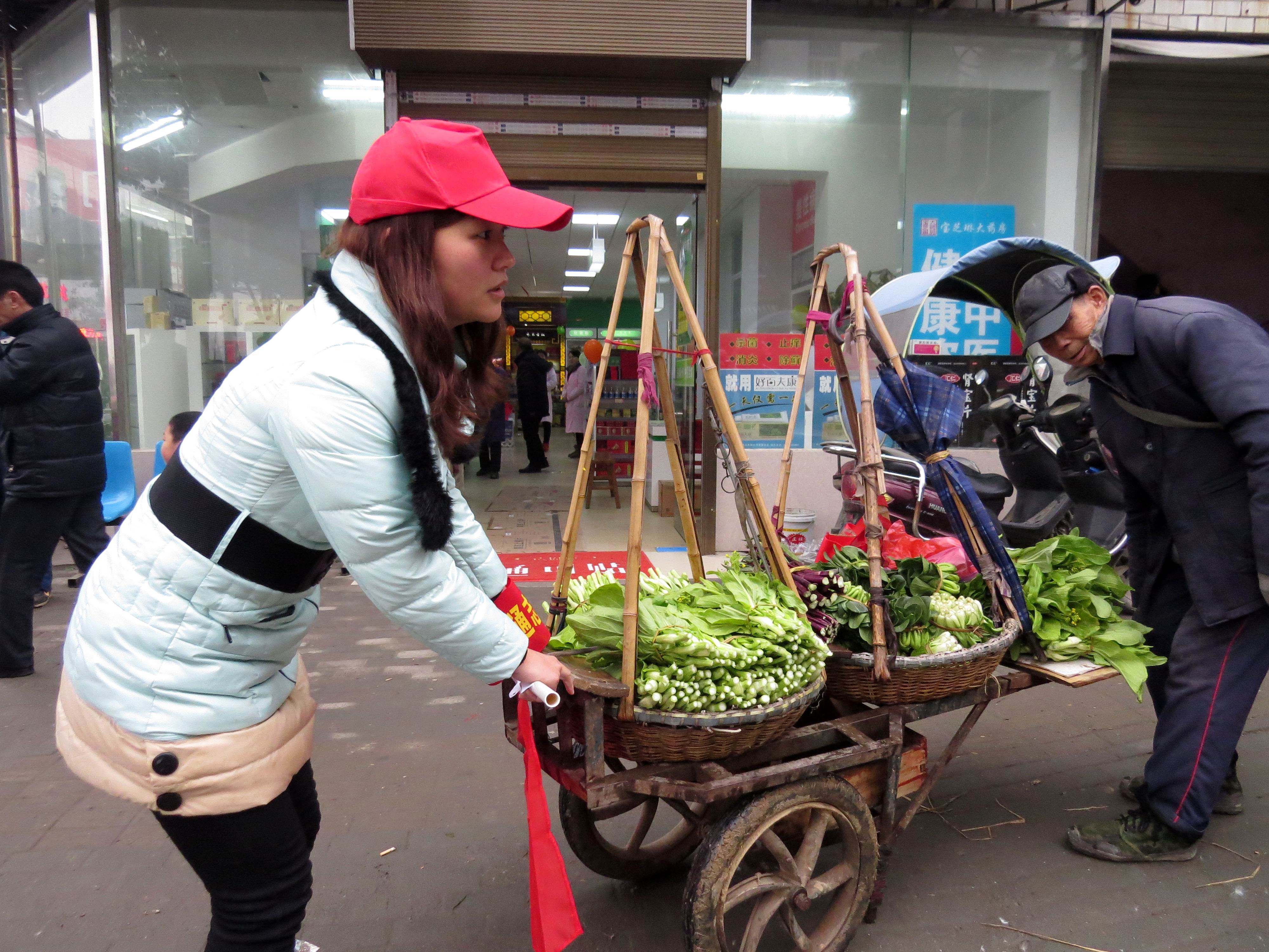 志愿者全员上路共抗疫情,文明出行劝导志愿者在行动