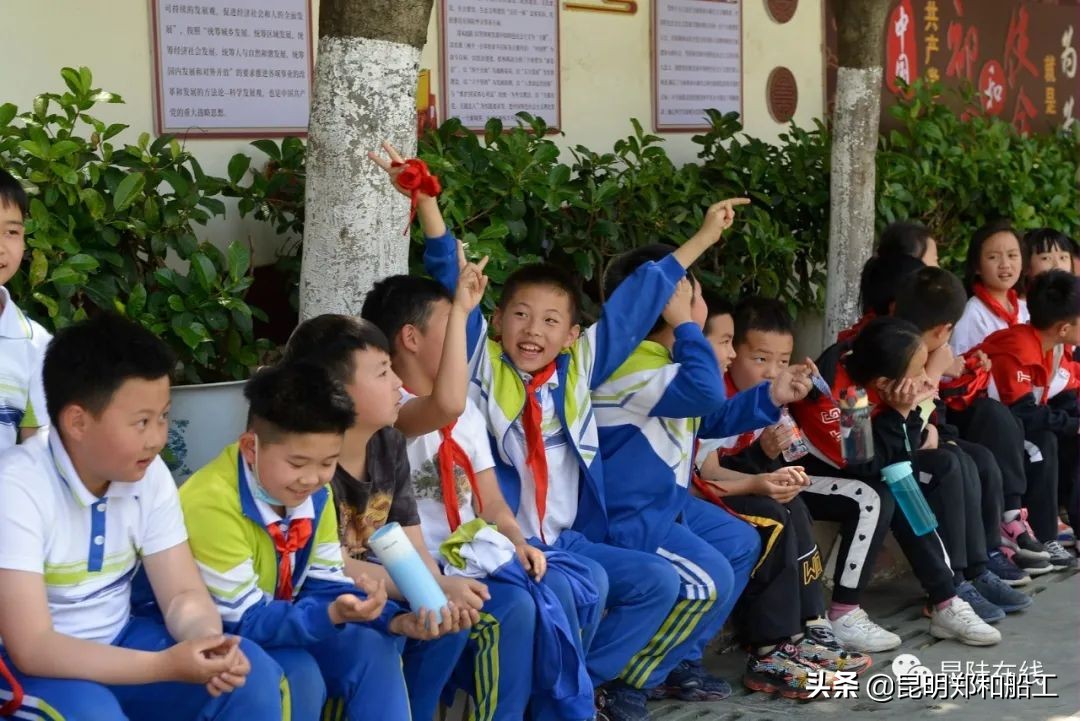 有限的场地无限的足球--新迎二小首届昆陆敦搏杯班级足球联赛开幕