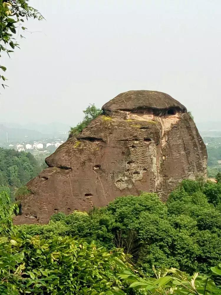 一个让人流连忘返的地方，山清水秀，只需要坐在河边发呆就行。