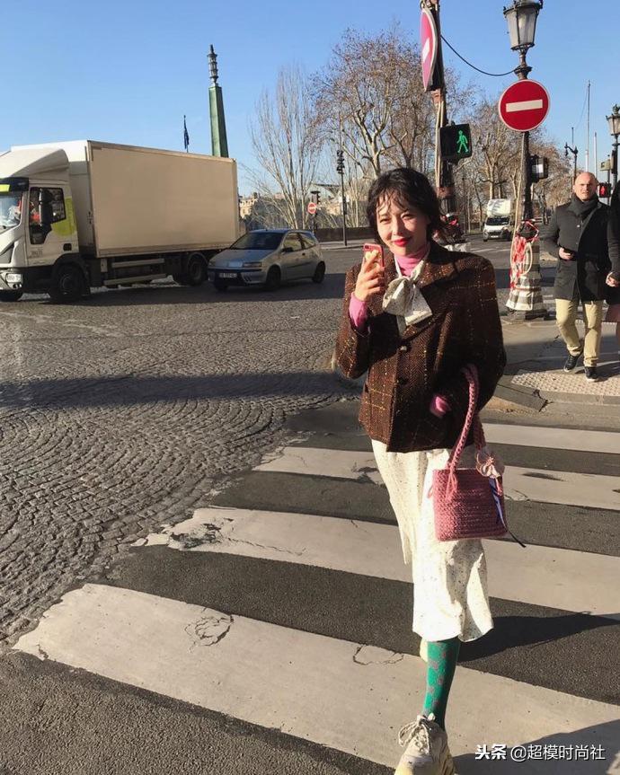 杨幂穿打底袜好看吗,杨幂穿长筒袜的穿搭