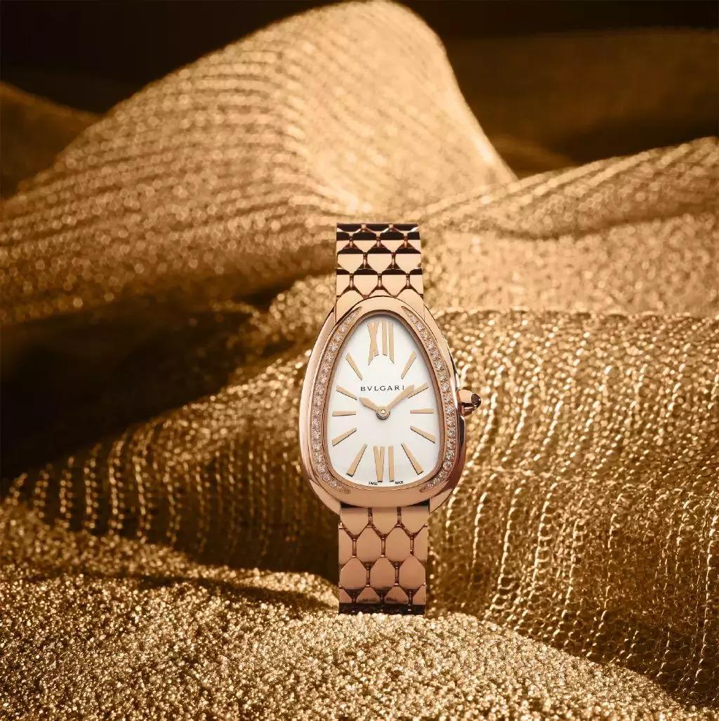 如何在不经意间露出手表,如何在冬天露出自己的手表