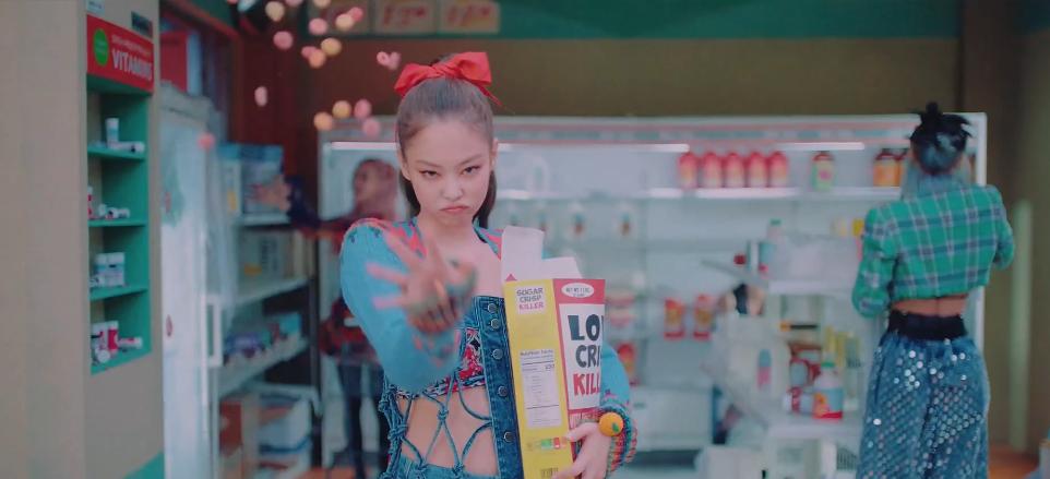 粉墨新歌MV，金智妮都穿了什么？YG造型师差点把衣服剪没了