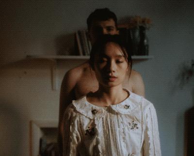 她用Tinder约异性拍裸照