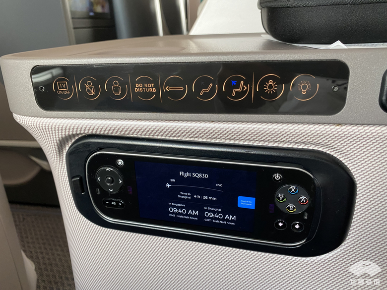 这种专业让人折服!在毫无服务的情况下,空姐仍能准确地姓氏称呼