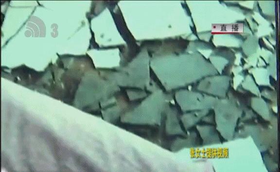 事发绿波花园：正睡觉呢，轰隆一声，卧室棚顶掉下来一块水泥板！