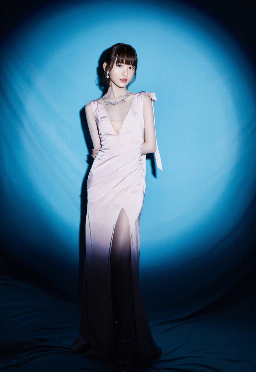 毛晓彤变装视频,毛晓彤黑色西装裙造型