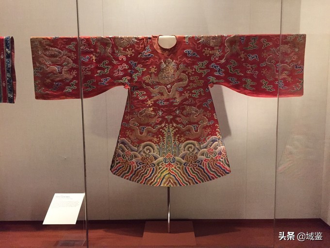 动辄数十万的京剧戏服，写满了中国故事