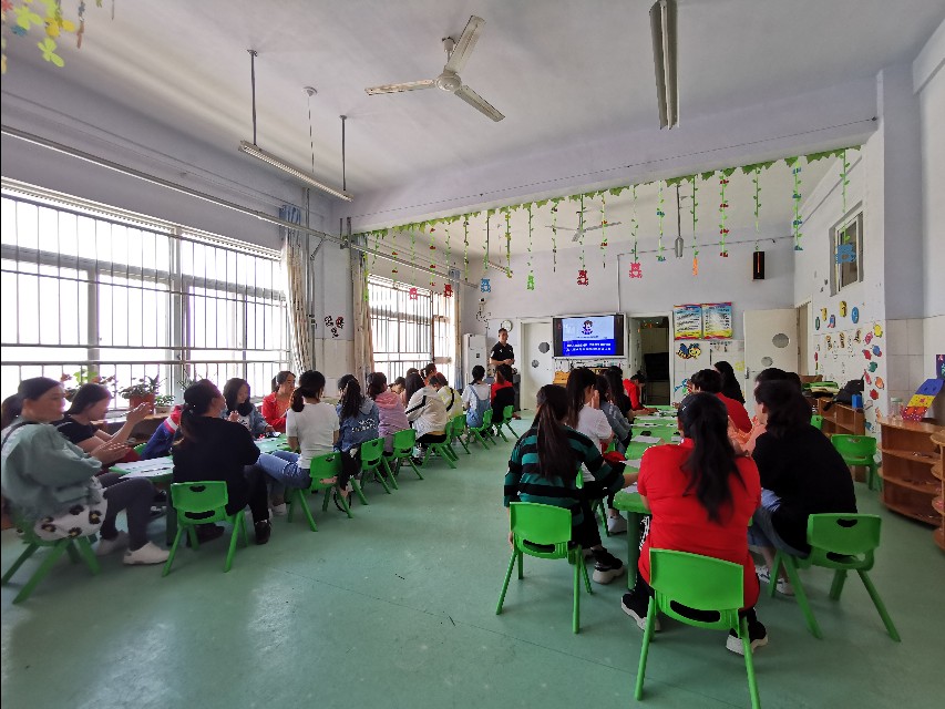 劳店镇中心幼儿园：开园在即教师足球培训先行