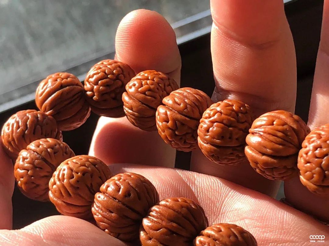 短发超飒小姐姐，玩串儿不贵也精致，骑起车来，帅翻天