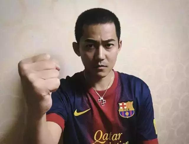 巴萨布斯克茨假摔偷笑,巴萨人对苏醒砸电视的看法