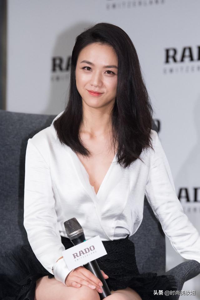 汤唯身材真丰满,穿深V衬衫配半身裙真空上阵,“夹腿坐”真养眼