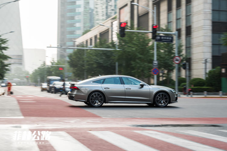 优雅的绅士全新奥迪a7海外实拍,新一代奥迪a7试驾