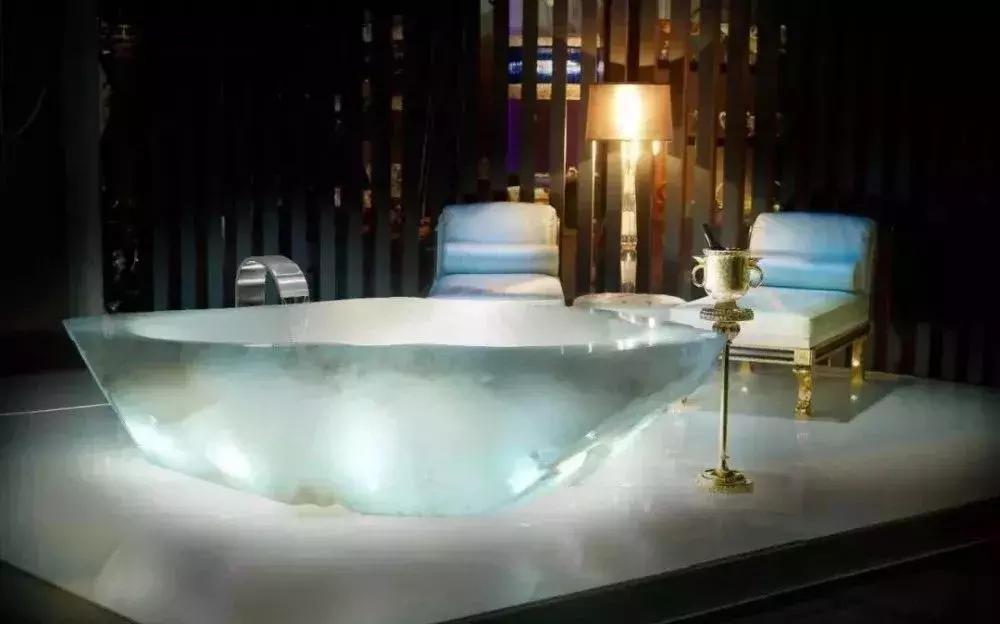 来，我请你洗澡，小编有个“价值10000000的石材浴缸”