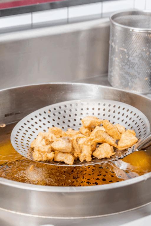 古城这家店很小,但鸡炸得好