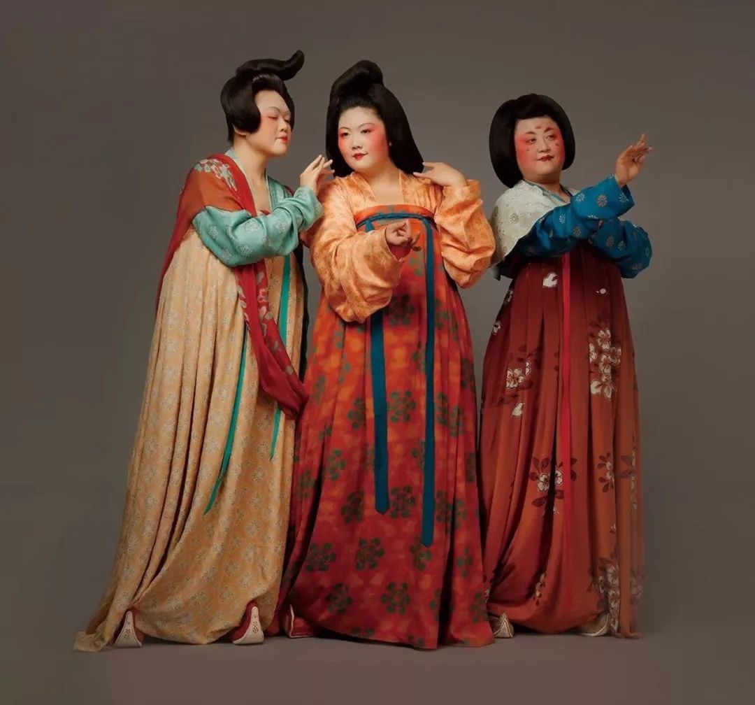 红花、板蓝根还能做衣服染料?她设计的传统服饰比欧美大牌还时尚