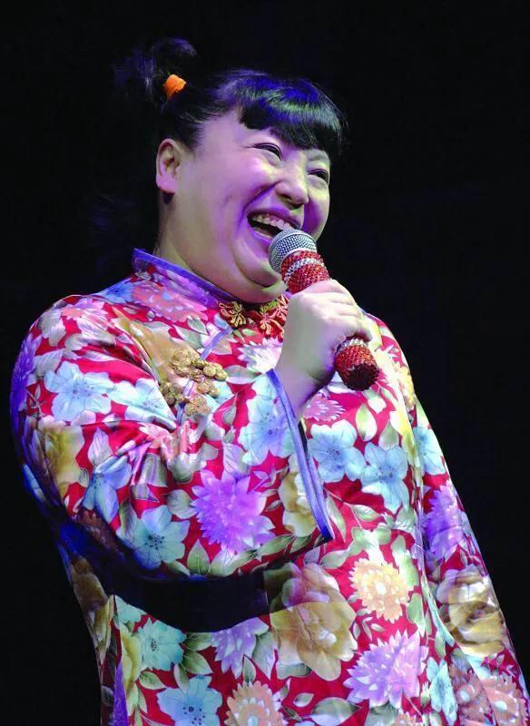 著名笑星三湘第一美女何晶晶,46岁笑星何晶晶近况凄惨无人识