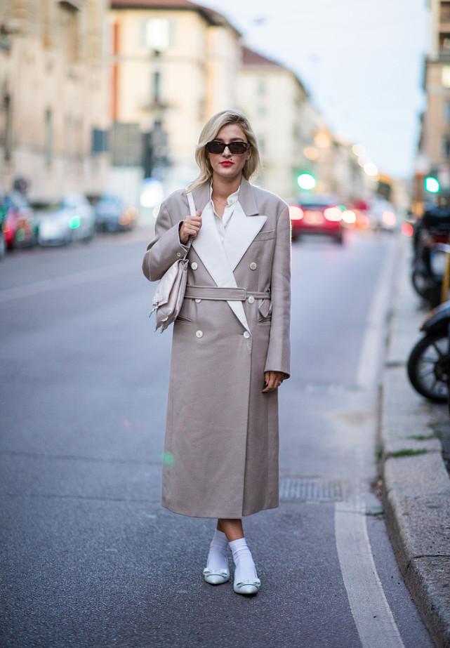 一件实用又时髦的大衣,大衣过时了外搭一件马甲