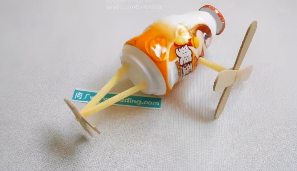 能飞的手工飞机制作幼儿园,国庆幼儿园手工制作飞机图文