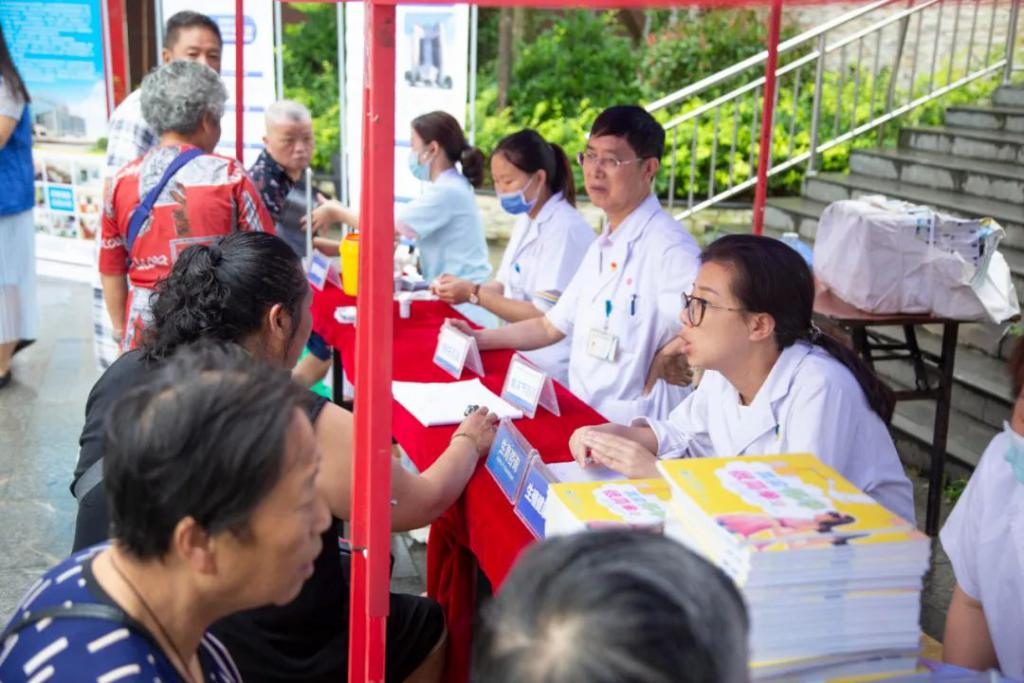 华夏兄弟医院携手计生协开展“7.11世界人口日”宣传活动