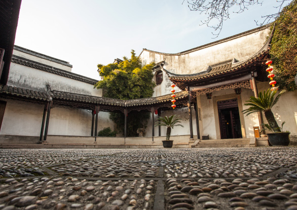 每根木头上的雕刻图案都不一样?细细观察才能发现这宝藏大院