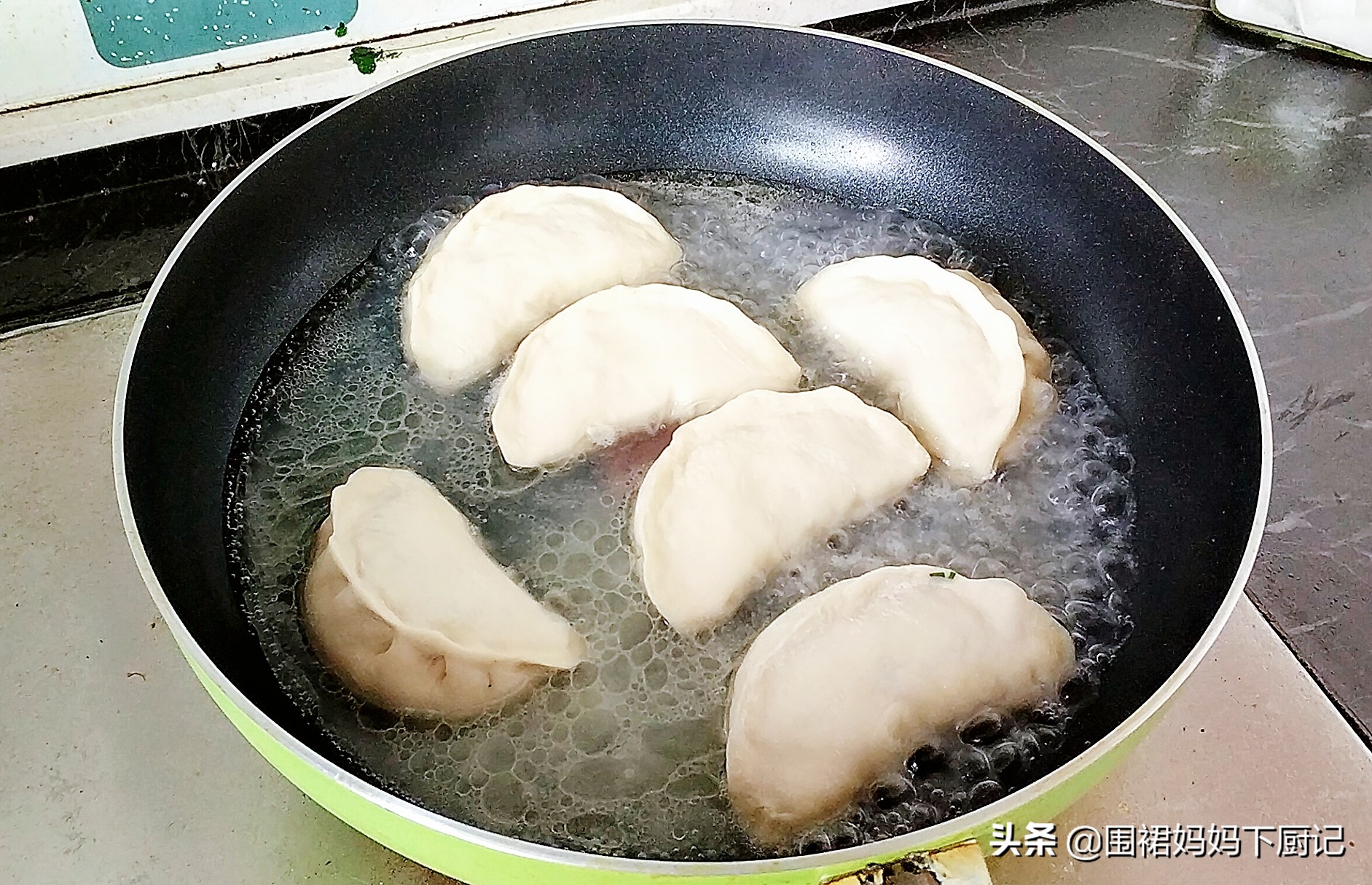 想要做出的水煎包焦香酥脆、蓬松喧软,注意这2点,一定不会失败