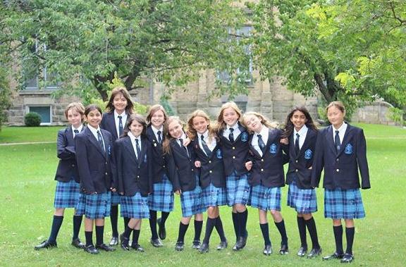 有种“贫穷”叫买不起校服,学校精心“定制”,家长却并不买账