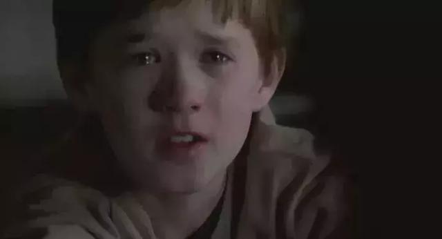 孩子晚上防踢被子有什么好办法,小孩儿用腿夹着被子怎么办