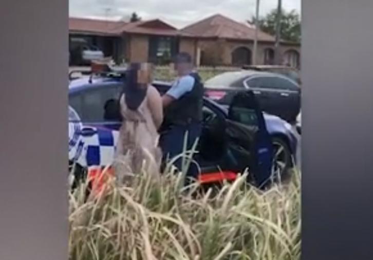 澳女子朝警察连吐口水,称自己要去做病毒检测,下一秒被放倒