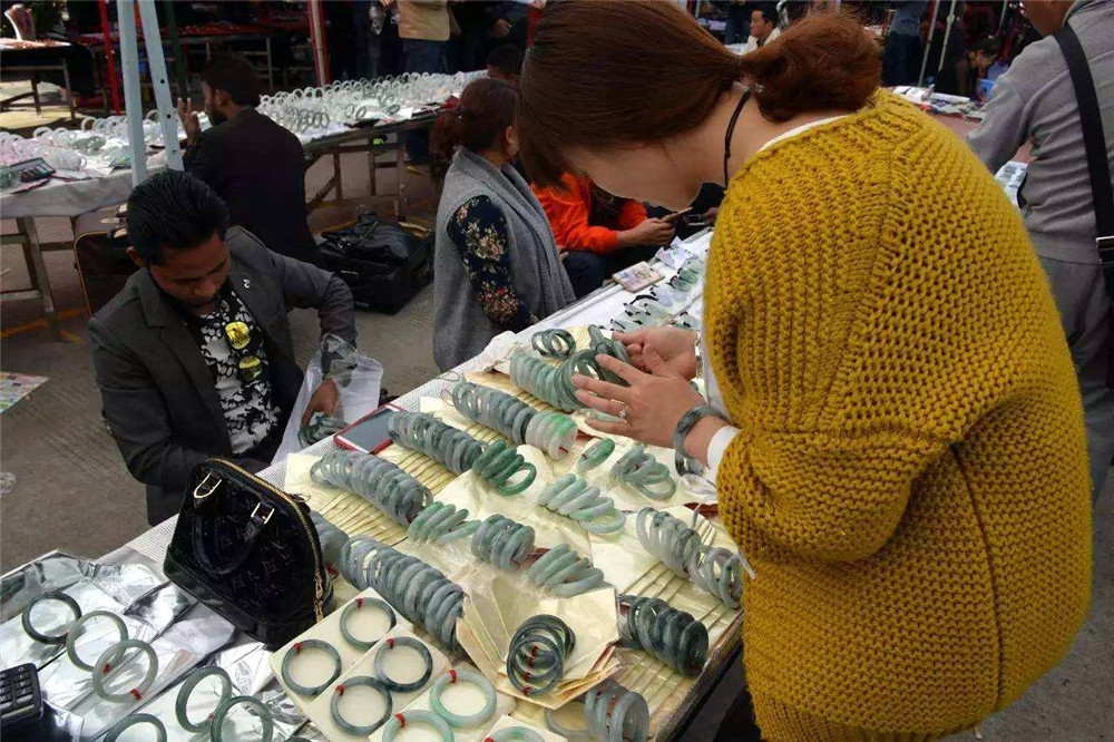 中缅边境卖珠宝翡翠,中缅边境卖翡翠的在哪里