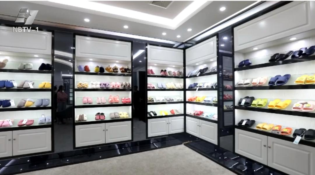 鞋厂塞鞋底视频,鞋厂往鞋里塞小卡片