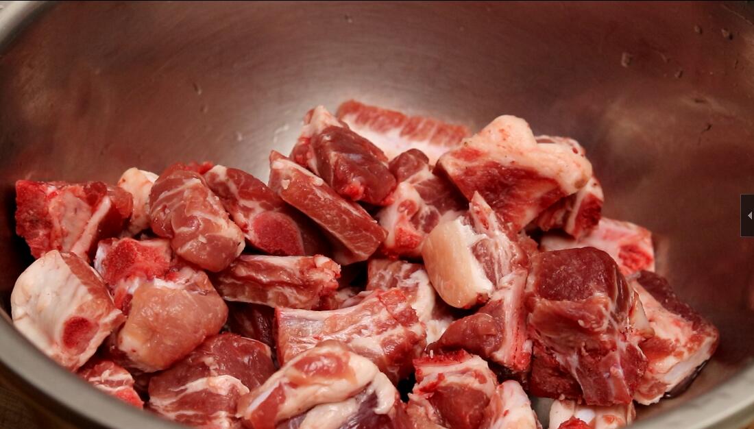炖排骨切记不要先焯水,炖排骨时有人先焯水有人直接炖
