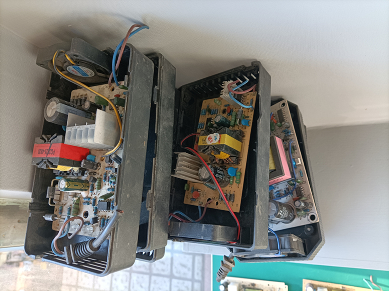 电瓶车充电器充电充不满就亮绿灯,电池充不满充电器就停止什么原因