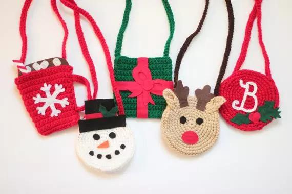 如何钩小包上的小装饰,钩个随身小包包好看