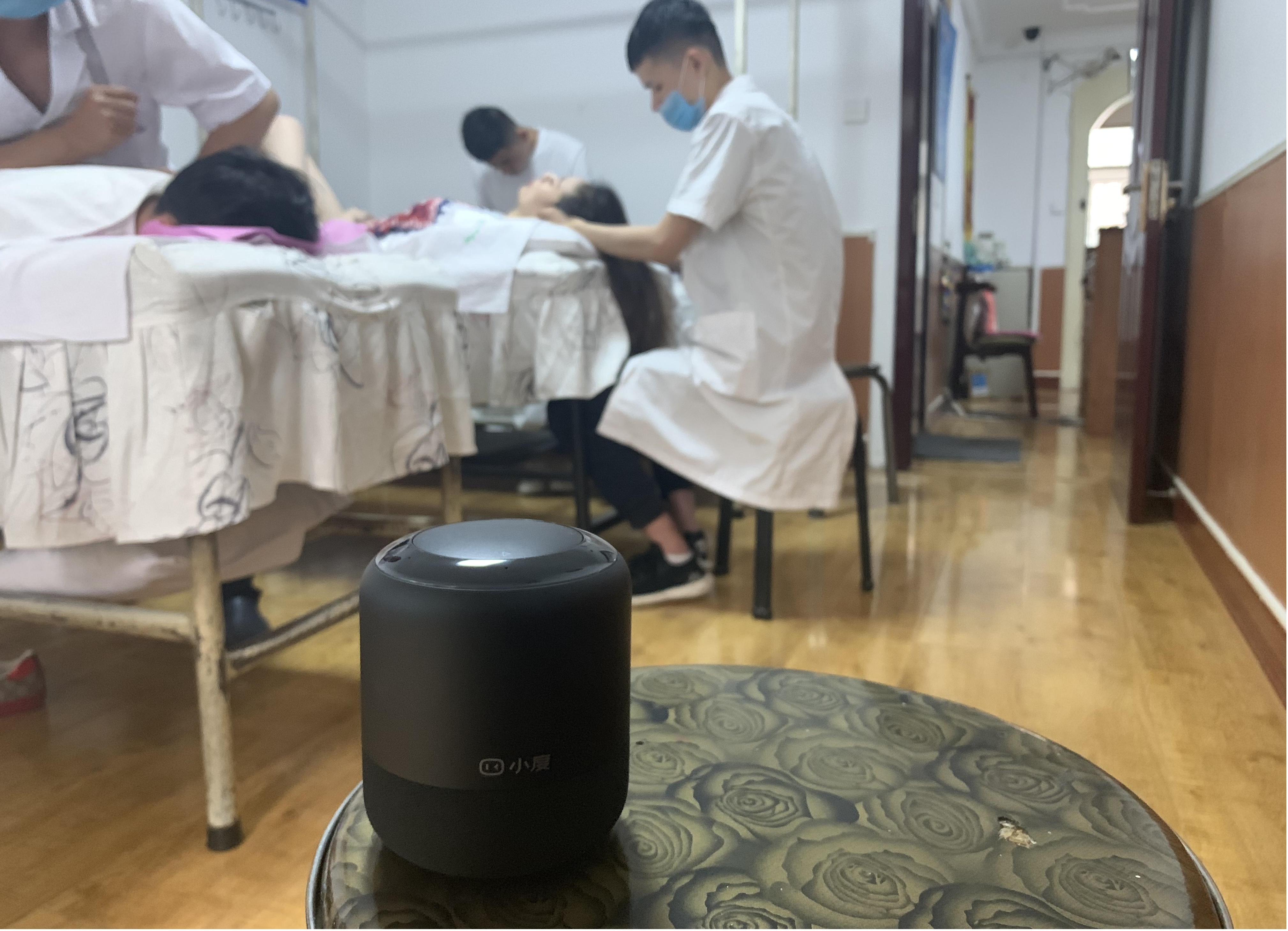 这家按摩院厉害了，所有设备用嘴就能控制....