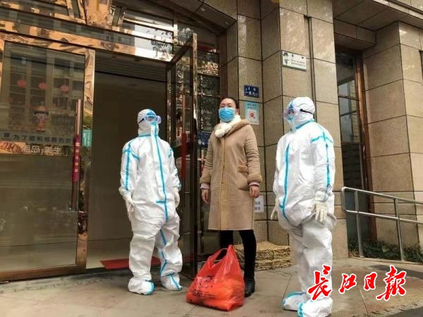 社区疫情防控一线群英谱,疫情期间社区志愿者帮居民买药