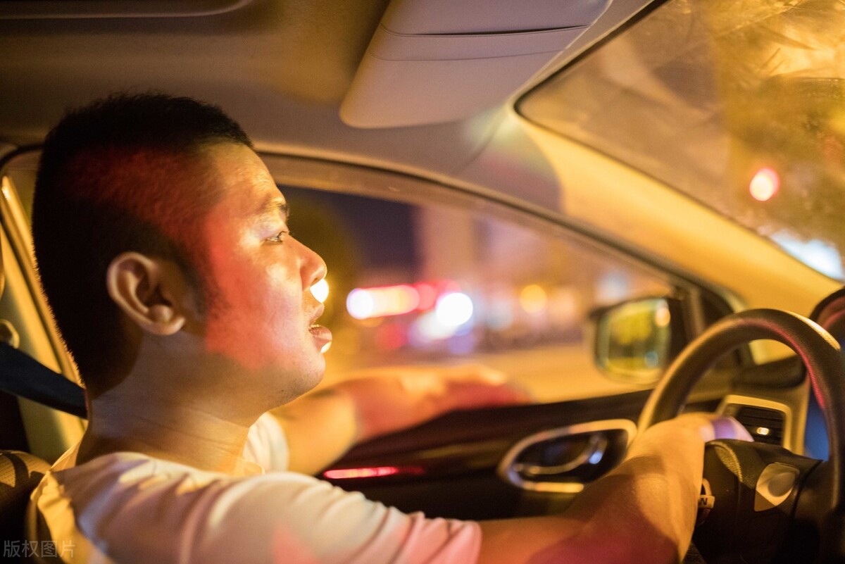 网约车司机一路都在玩手机,网约车司机向生活低下了头