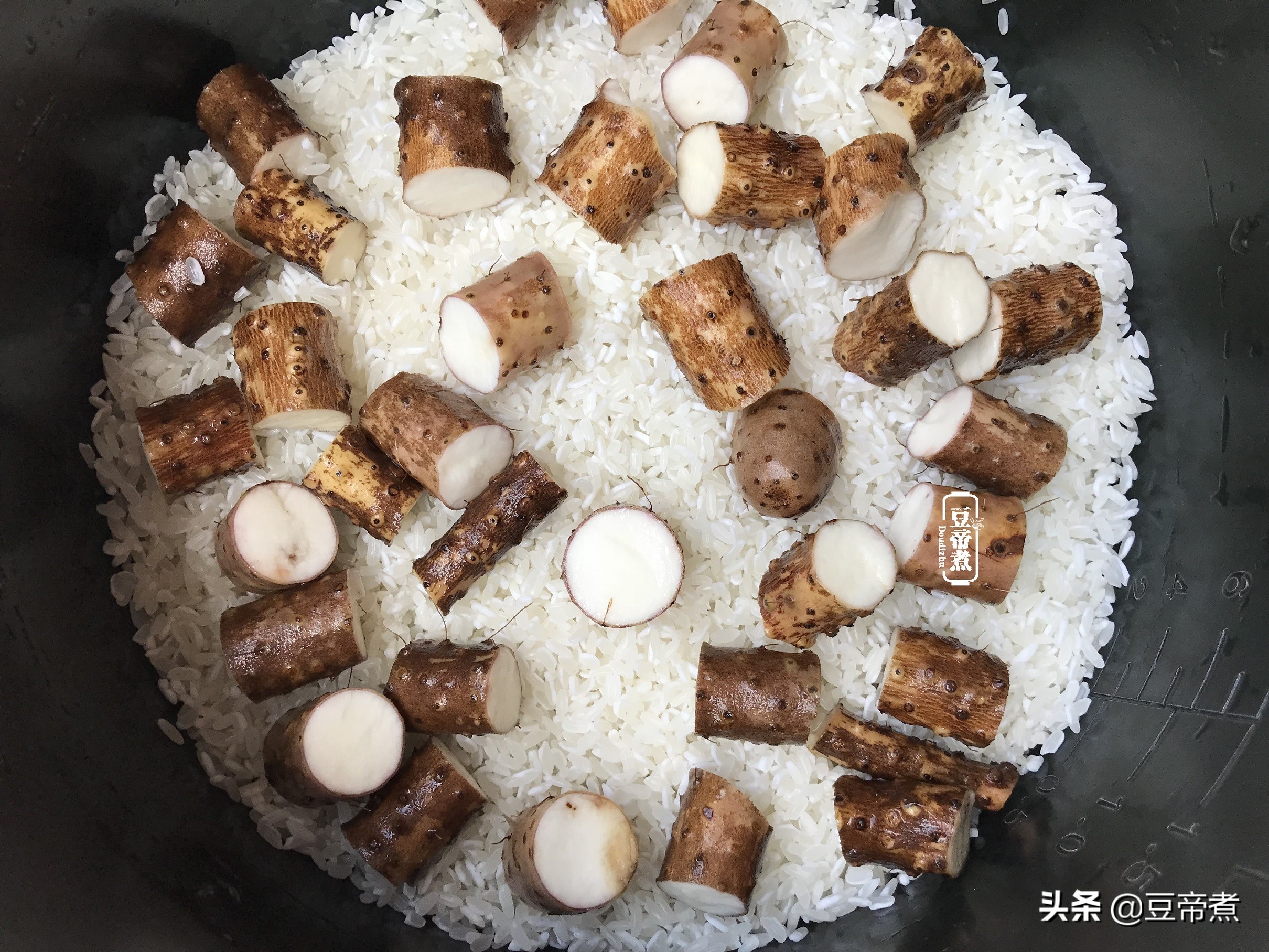 婆婆做个午饭，还加了一根山药，问题是皮也不刮，这能吃吗