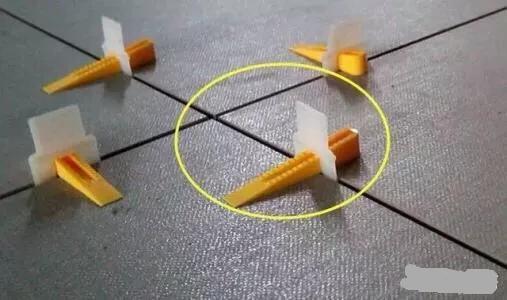 地板瓷砖裂开拱起是什么原因,厨房墙面瓷砖拱起要怎么处理