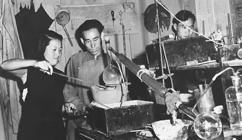 仅8年时间，他就带着这所“破烂学校”攀上了中国高校的珠峰