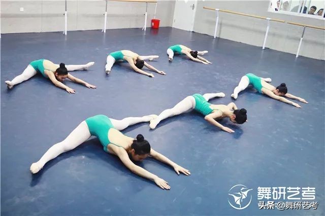 练了几个月横叉还是下不去,练了很久横叉就是下不去