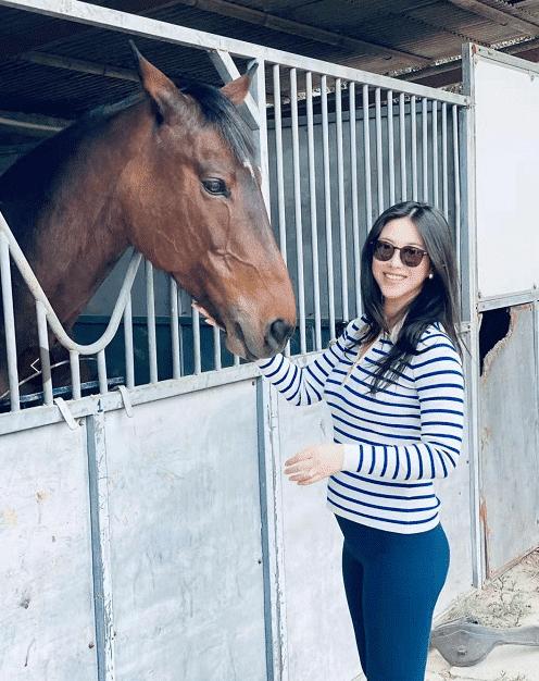 朱珠晒孕期日常照，身材走样明显胳膊粗壮，6个月孕肚任由马亲吻