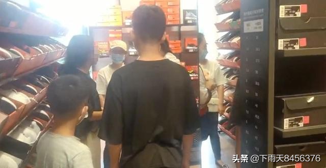 耐克店歧视事件,耐克店员疑歧视顾客全过程