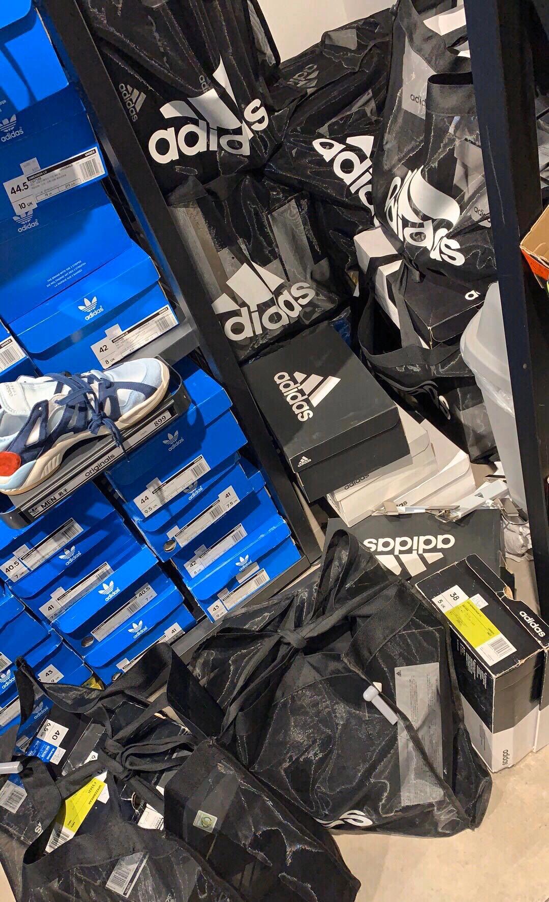 在哪里买耐克阿迪便宜正品,现在耐克阿迪的专卖店都打折了吗