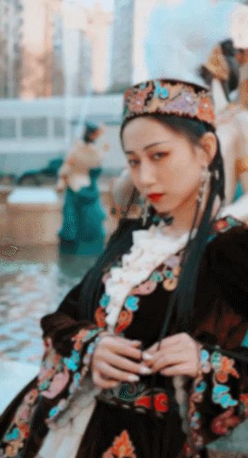 湖北95后女孩拍摄56个民族服饰,湖北女孩耗时247天拍摄56民族服饰