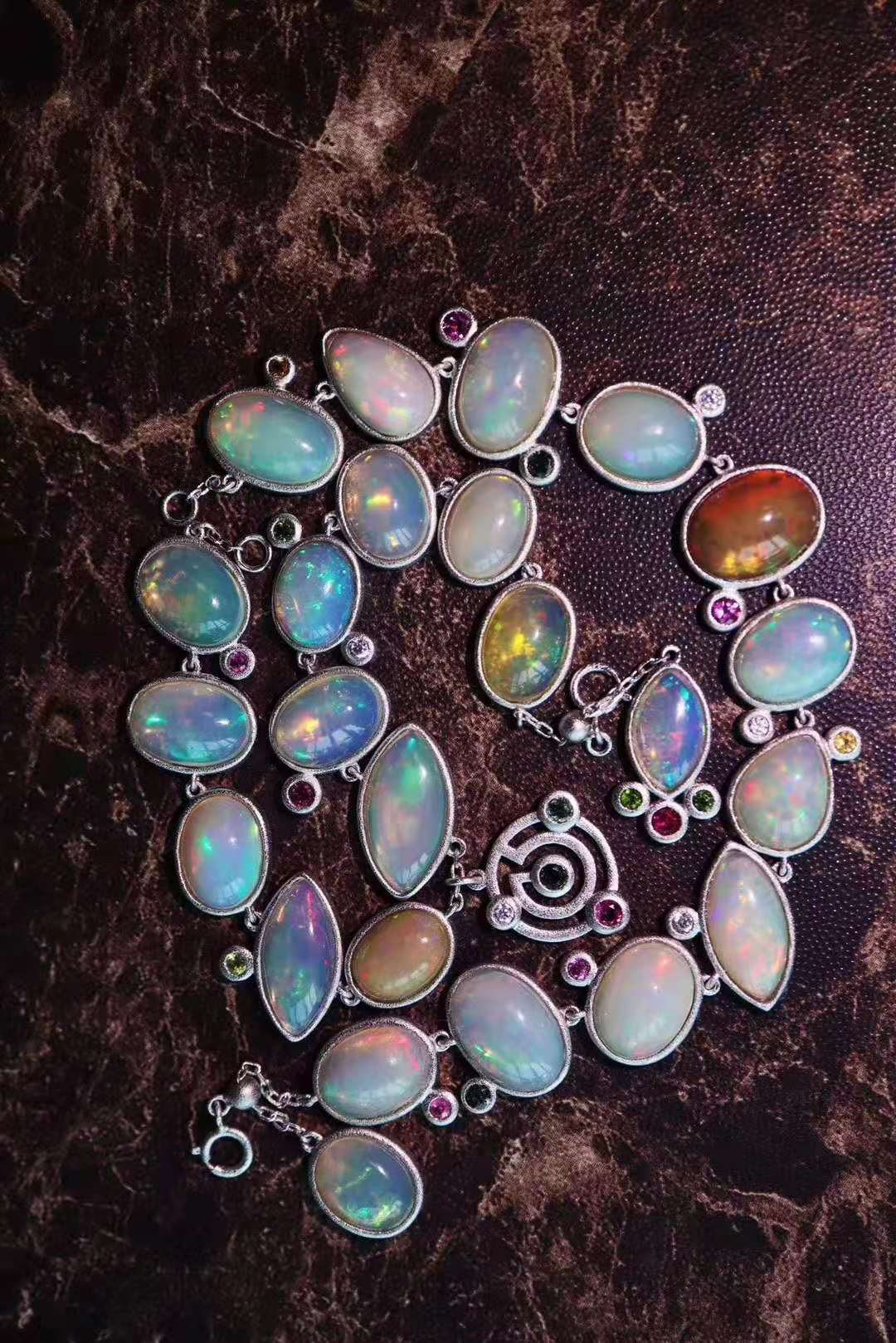 欧泊一种拥有世间所有颜色的宝石，关键还不贵